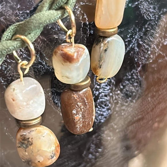 Green faux suede choker w Peruvian Opal & Elephant charm - Picture 7 of 9